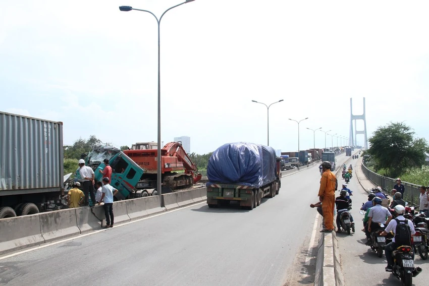 5 xe tông liên hoàn, 1 người chết, cầu Phú Mỹ kẹt cứng ảnh 5 Vụ việc khiến giao thông qua cầu Phú Mỹ hướng từ quận 7 sang quận 2 kẹt cứng.